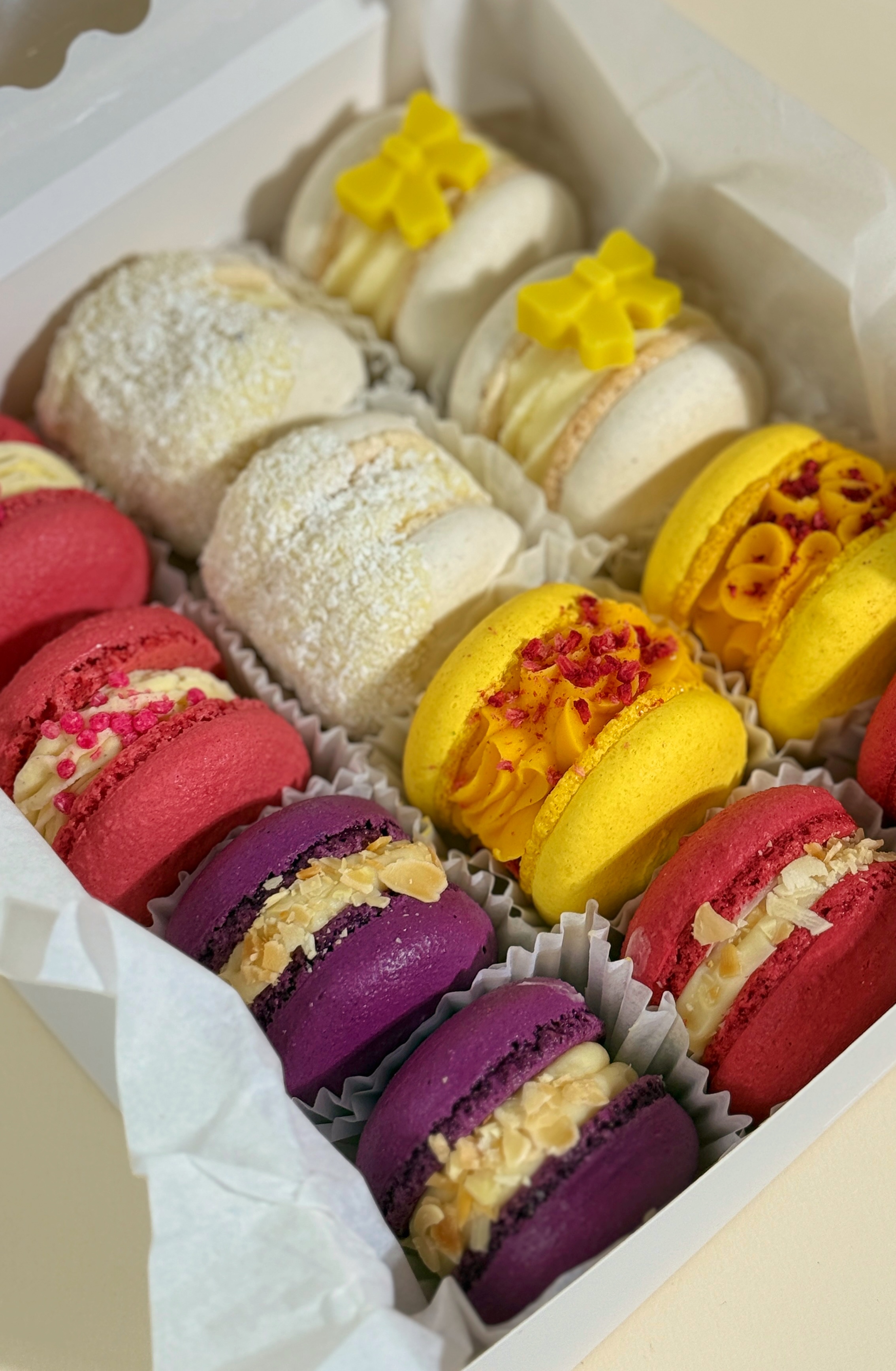 Набір різнокольорових макаронсів