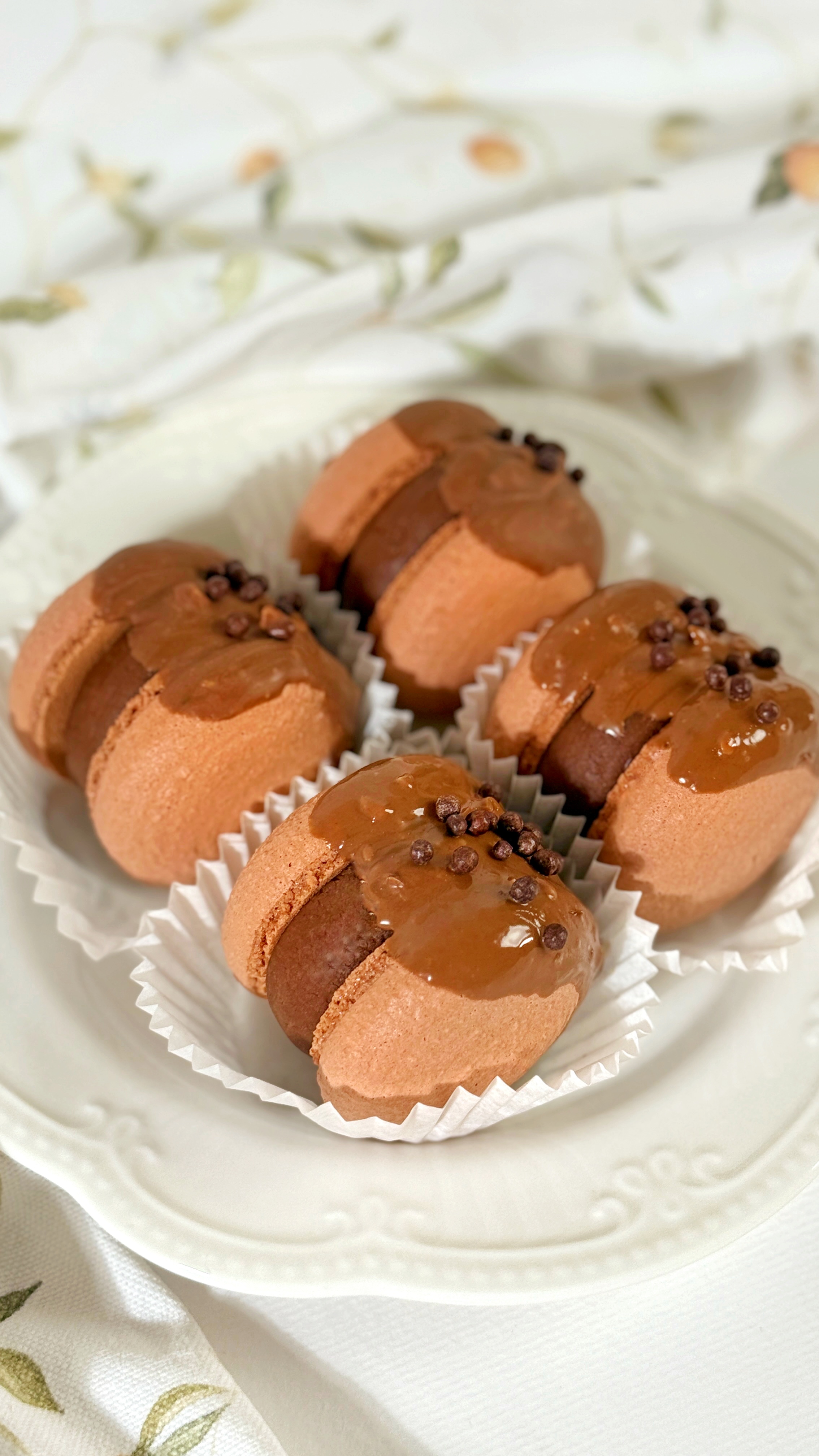 Шоколадні макаронси з карамеллю