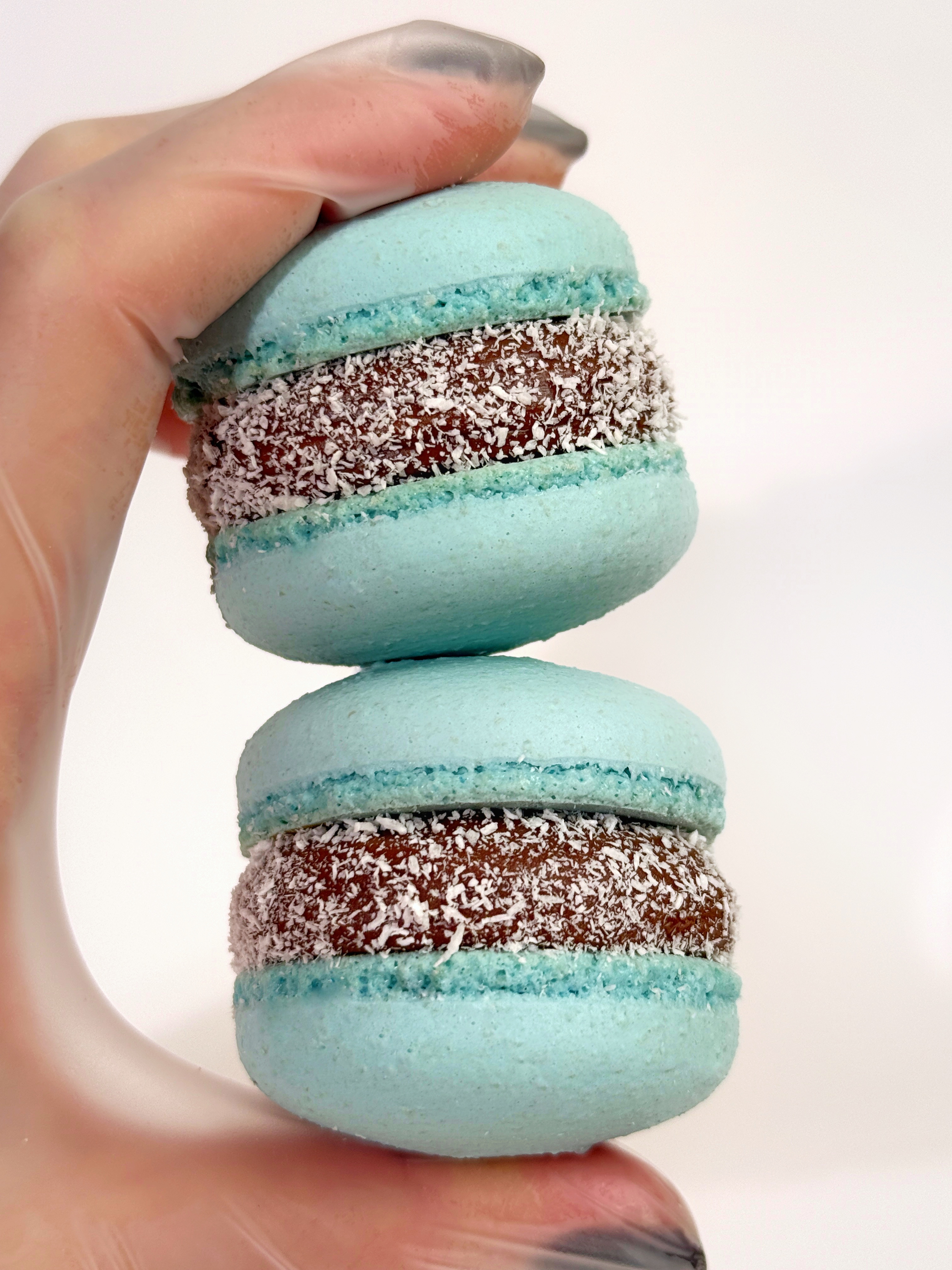 Блакитні макаронси крупним планом