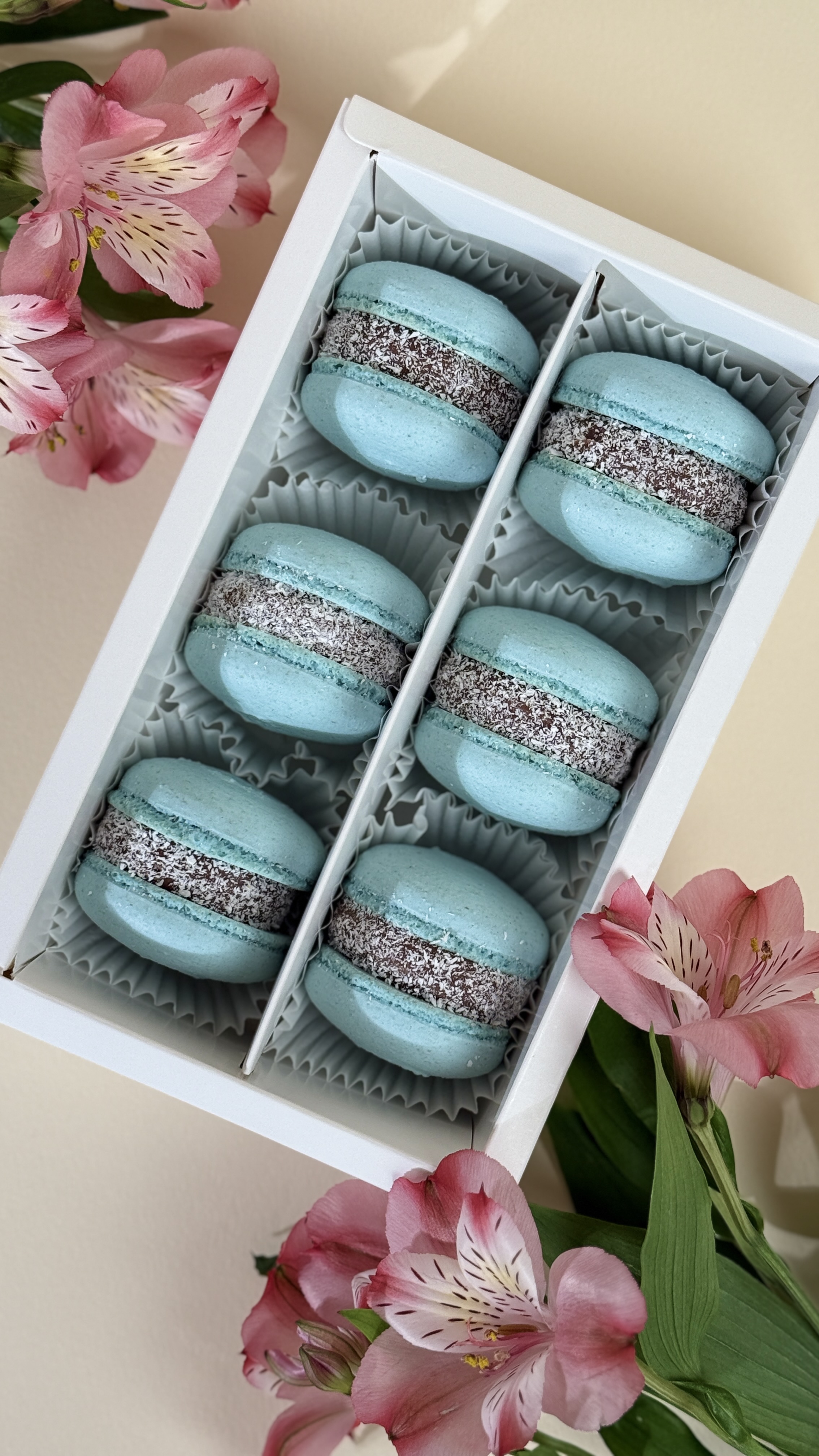 Блакитні макаронси у коробці з квітами