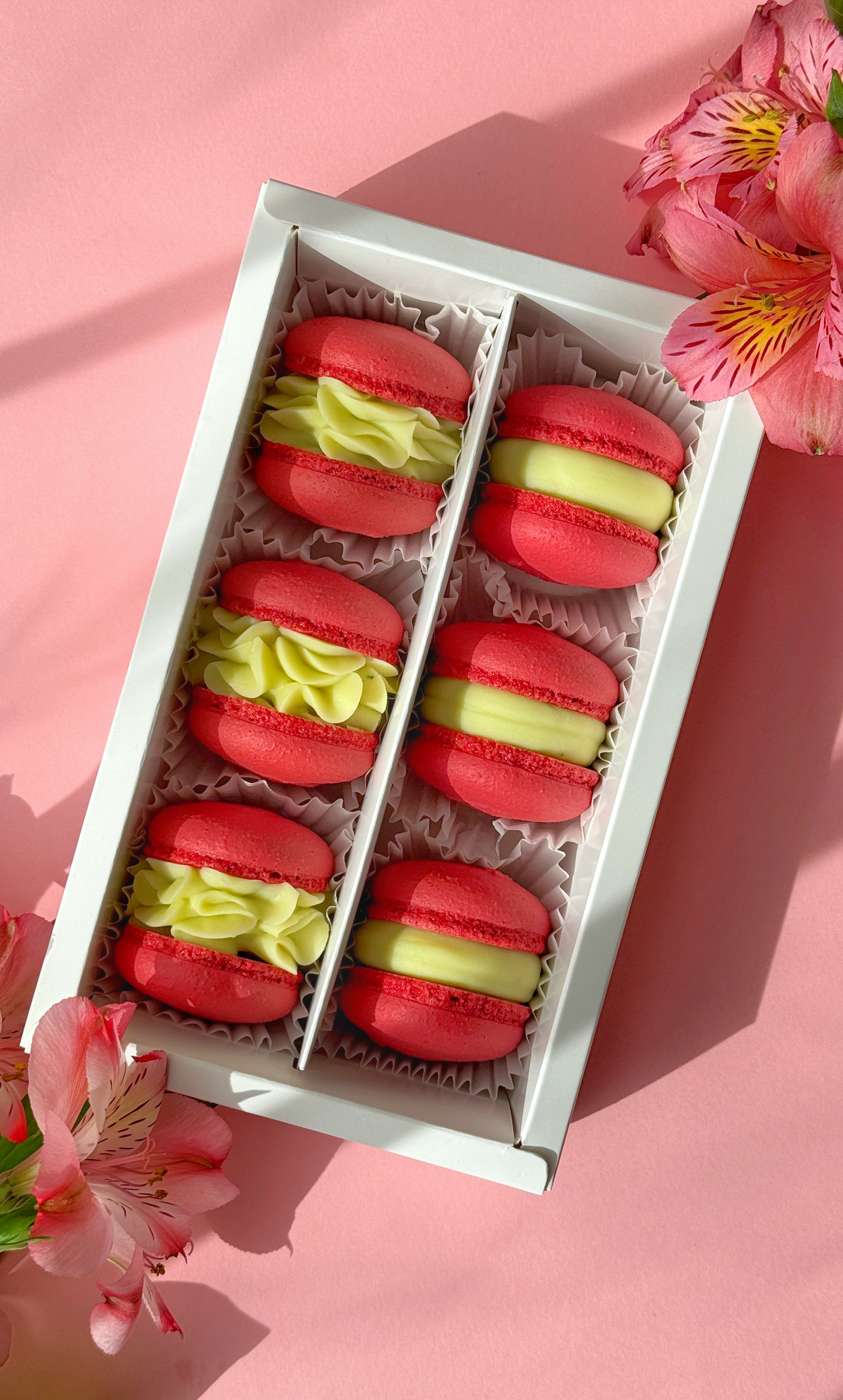 Червоні макаронси у коробці