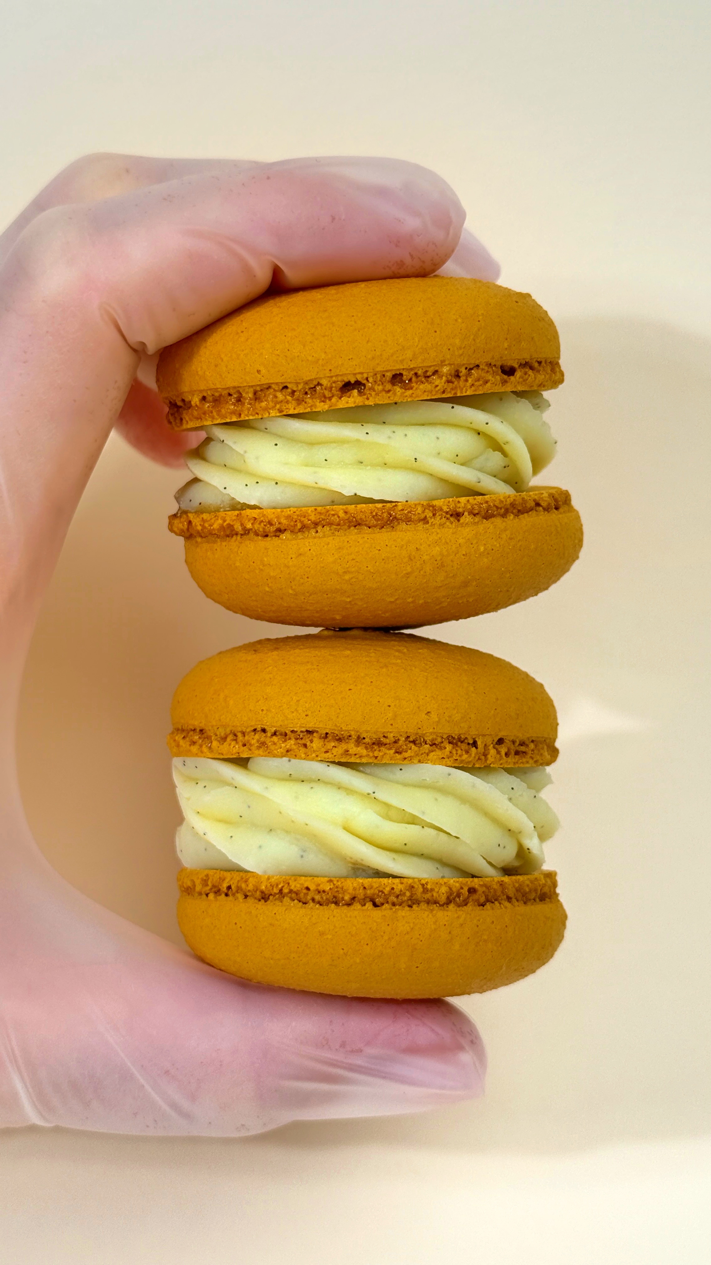 Карамельні макаронси крупним планом